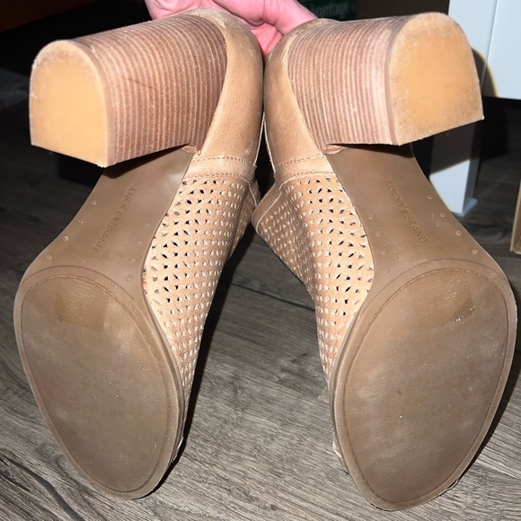 Lucky Brand Lively Cutout Peep Toe Tan Leather Block Heel Bootie Womens 11 - Picture 11 of 14